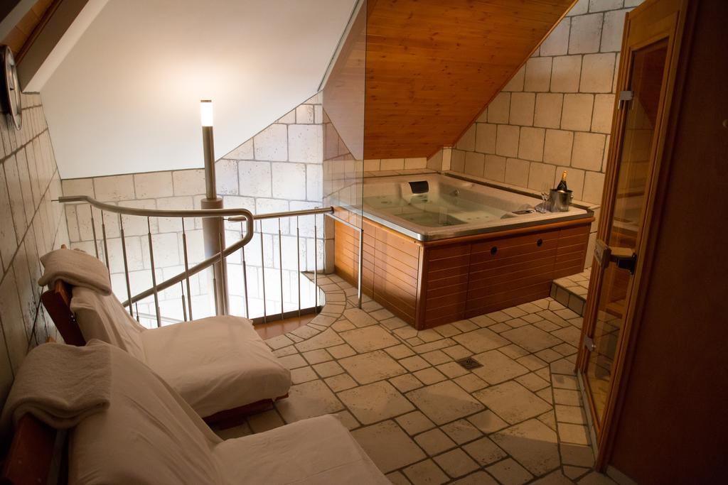 Hotel Vacek Pod Vezi Hradec Králové Exteriör bild