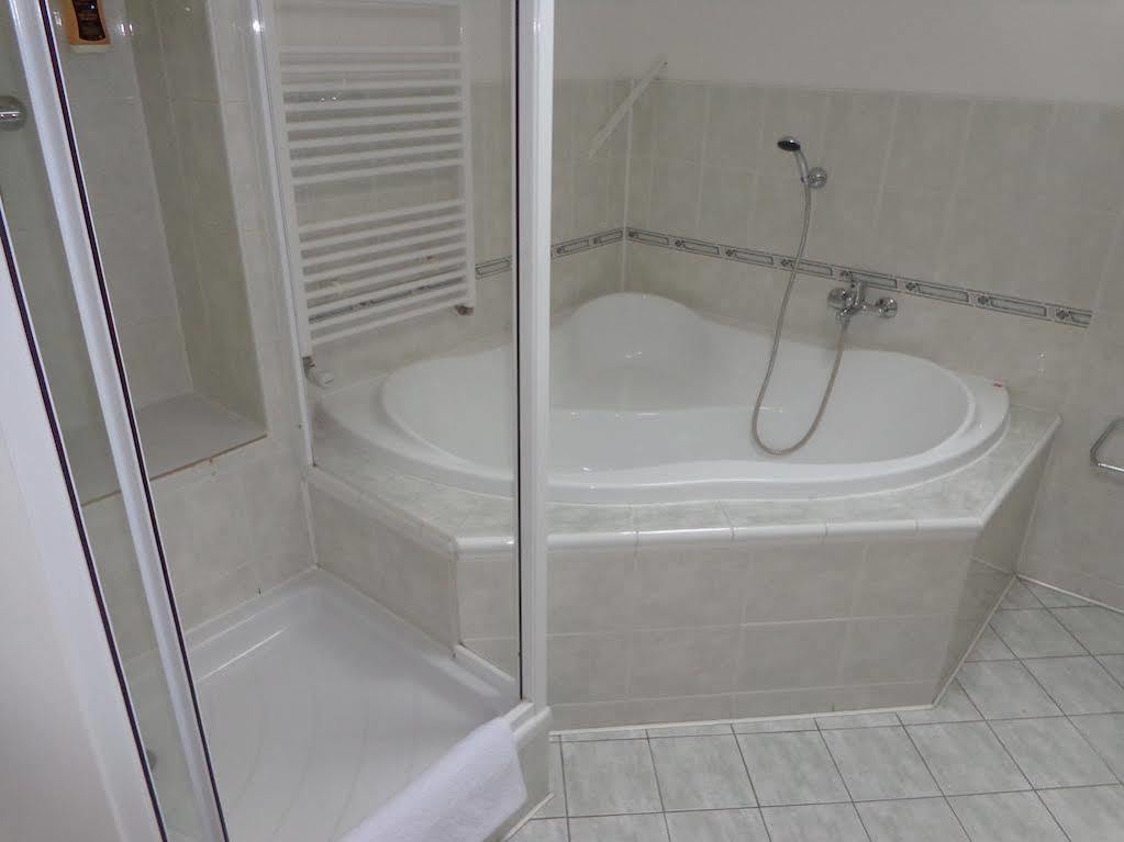 Hotel Vacek Pod Vezi Hradec Králové Exteriör bild